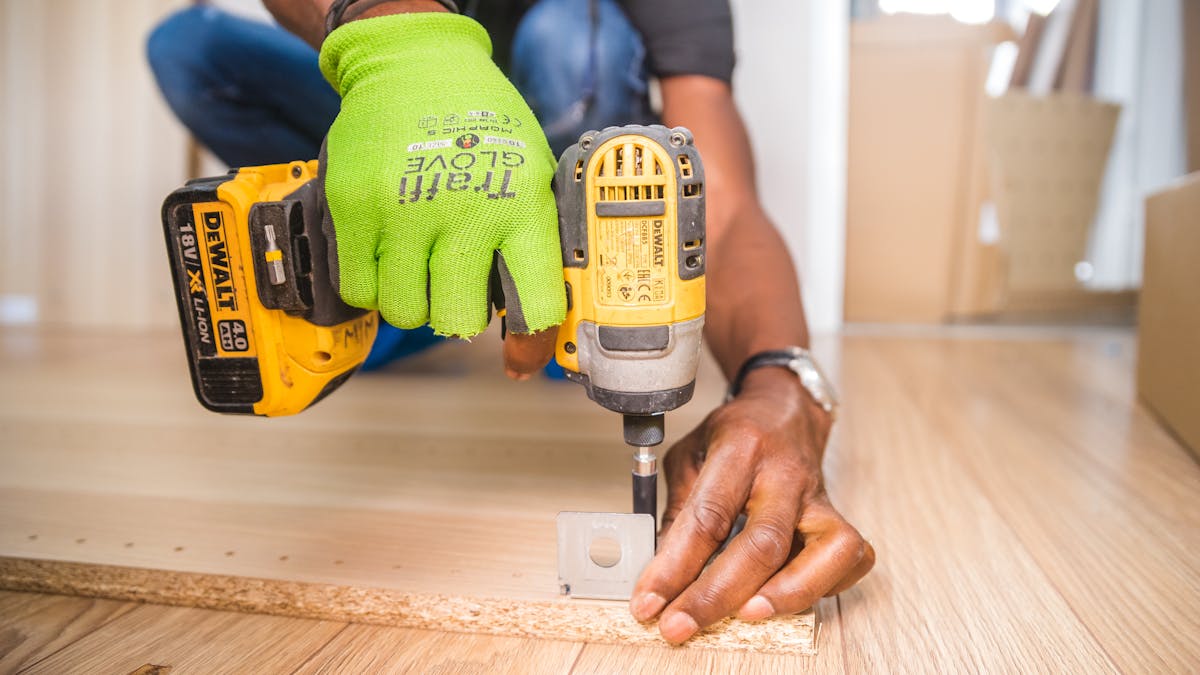 Handwerker bei der Arbeit in der Werkstatt