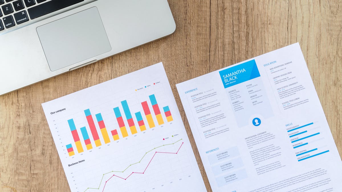Finanzplanung mit Taschenrechner und Notizen